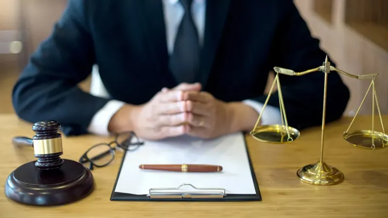 Адвокат чи юрист — у чому різниця і кого обирати?